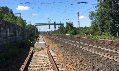 Ein stillgelegtes Gleis wurde unterbrochen um ein Signalfundament entsprechend platzieren zu können