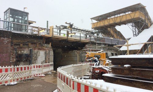 Aufbau einer provisorischen Treppe um den Zugang zum Mittelbahnsteig gewährleisten zu können