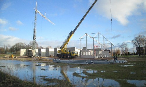 Unter schwierigen Witterungsbedingungen wurde das Stahlgerüst auf das Betonmauerwerk aufgesetzt