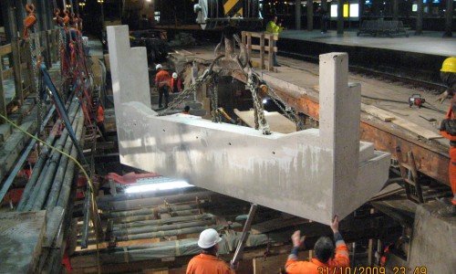 Einsetzen eines neuen Fundament-Formteils im Hauptbahnhof Hamburg