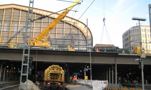 Anlieferung von Fertigbauteilen mithilfe eine Schwerlastkrans